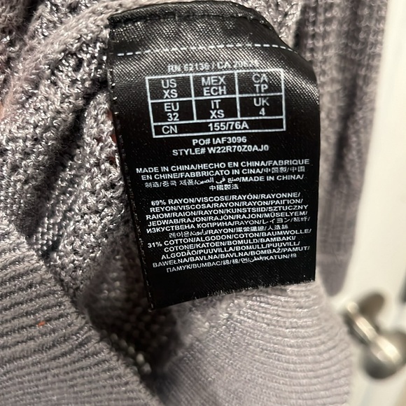 Guess Grey/silver knit v neck sweater size XS - Picture 5 of 6